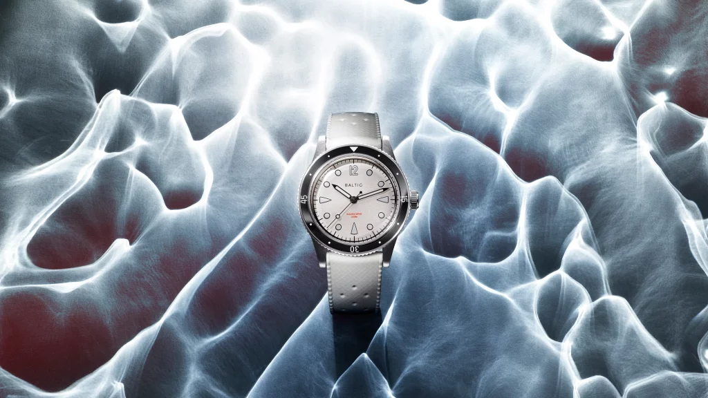 Baltic Aquascaphe in Weiß, vollständige Ansicht der Taucheruhr mit klarem und modernem Design