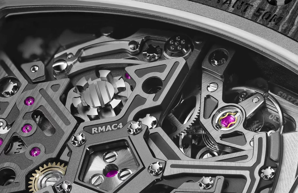 Detailansicht des Uhrwerks der Richard Mille RM 65-01, mit aufwendiger Dekoration und sichtbaren Zahnrädern