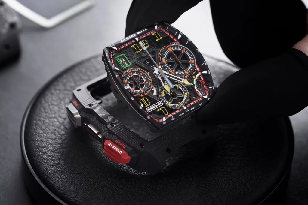 Einblick in den Aufbau der Richard Mille RM 65-01, bei dem das hochkomplexe Uhrwerk im Carbon TPT®-Gehäuse montiert wird.