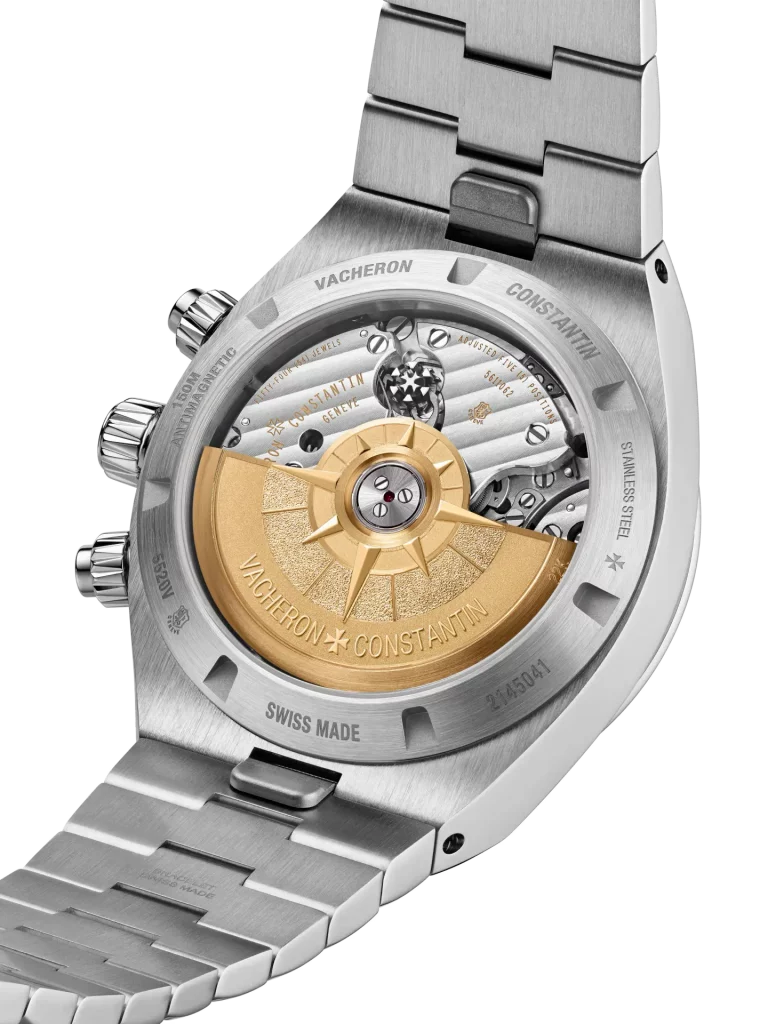Rückseite der Vacheron Constantin Overseas mit Saphirglasboden, der das aufwändig dekorierte Uhrwerk zeigt.