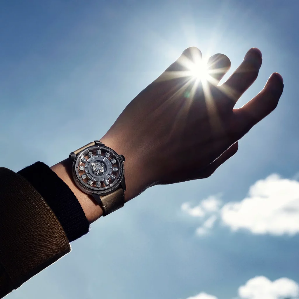 Seitliche Ansicht der Louis Vuitton Taiko Spin Time Air Antipode, die das transparente Zifferblatt und die innovativen Spin-Time-Module betont.