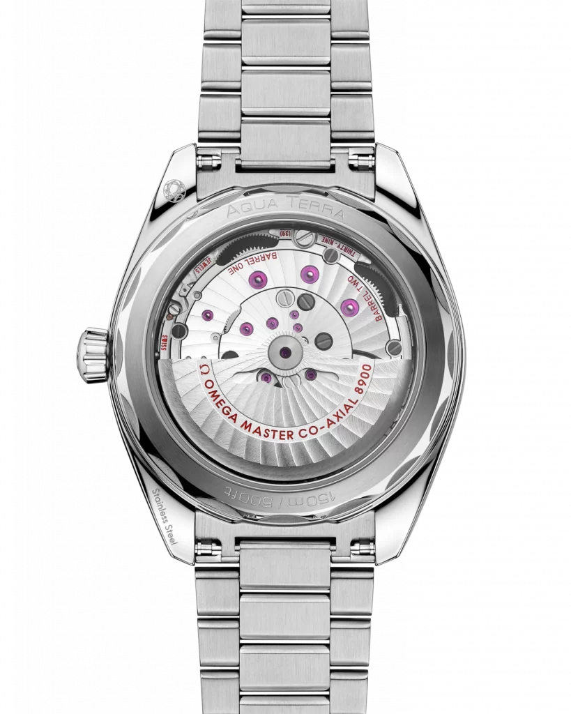 Rückansicht der Omega Seamaster Aqua Terra mit fein graviertem Gehäuseboden und sichtbarem Uhrwerk.