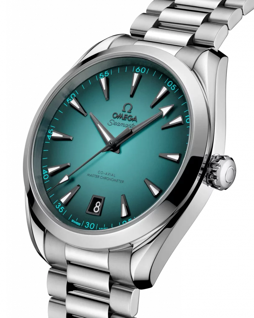 Nahaufnahme des türkisen Zifferblatts der Omega Seamaster Aqua Terra mit horizontalen Streifen und applizierten Indizes.