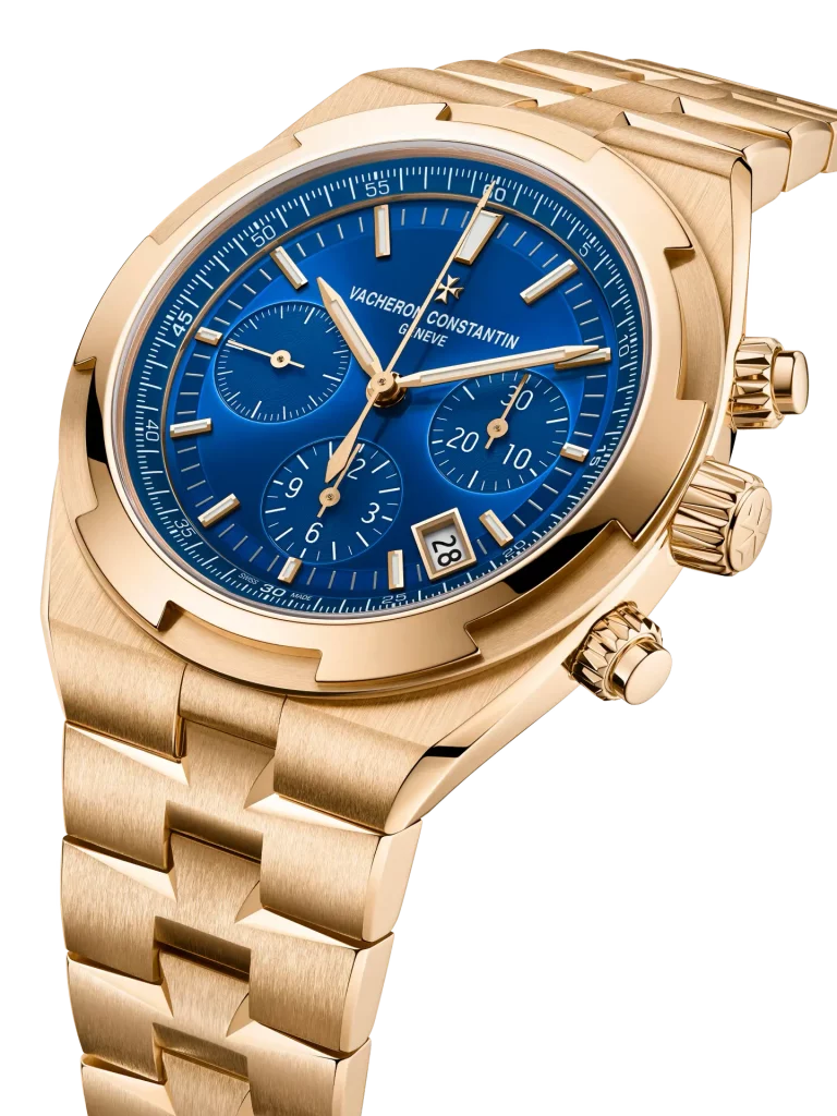 Seitliche Ansicht der goldenen Vacheron Constantin Overseas mit leuchtend blauem Zifferblatt.