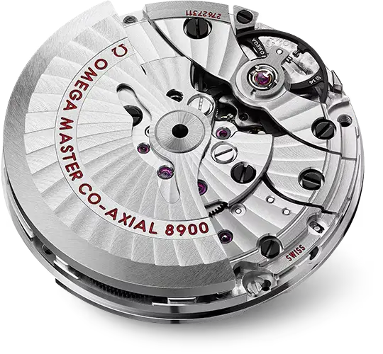 Rückansicht der Omega Seamaster Aqua Terra mit Co-Axial Master Chronometer-Kaliber 8900, sichtbar durch das Saphirglasgehäuse.